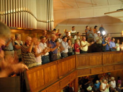Standing ovation al termine di ogni concerto.
