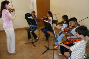 Barbara Broz mentre insegna ai bambini dell'Orchestra Giovanile di Tepoztlan.
